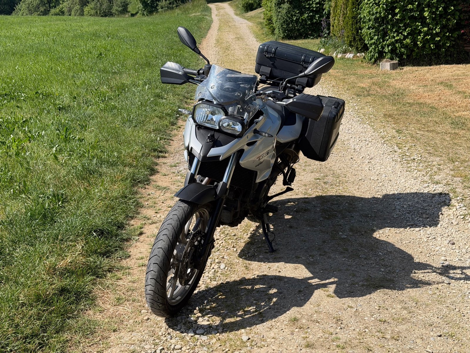 Reisemotorrad an einem Feldweg