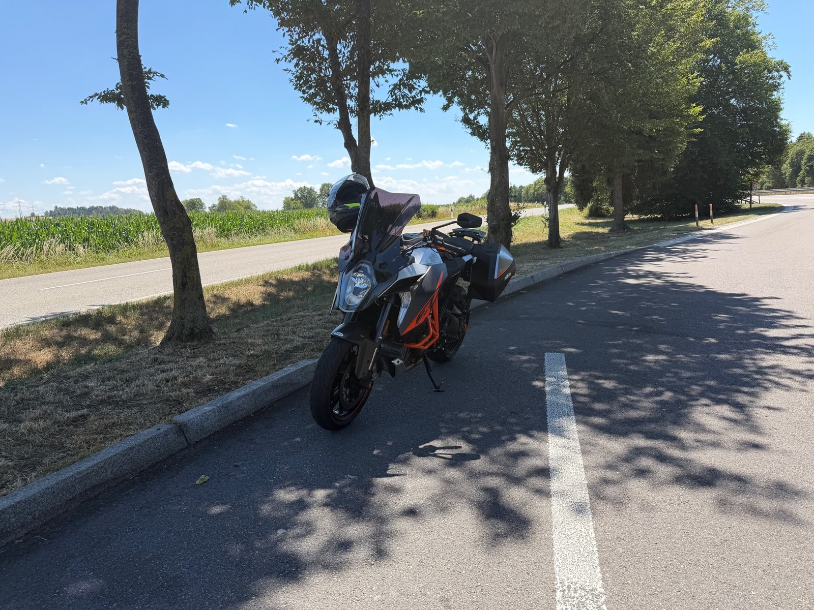 Motorrad bei einer Pause im Schatten